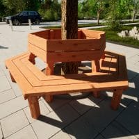 Sechseckige Bank aus Lärchenholz auf einem öffentlichen Platz