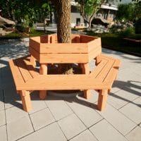 Sitzbank aus Holz um einen Baum herum gebaut in einem Park