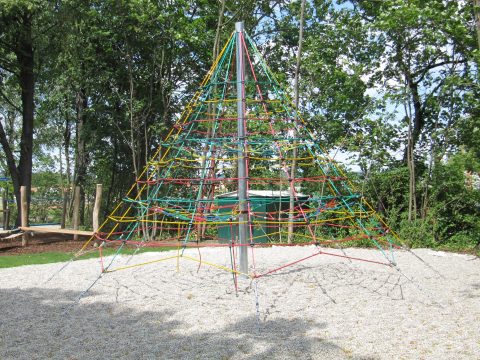 Kletternetzpyramide groß auf dem Spielplatz für Kinder gebaut
