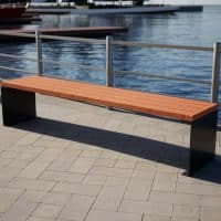 Design Sitzbank aus Holz vor einem See mit Anthrazit