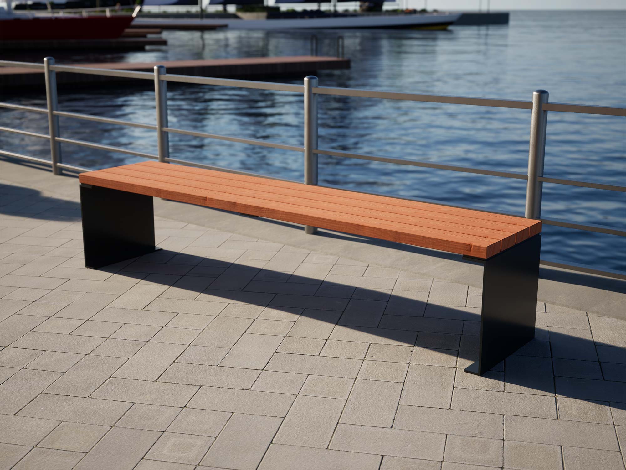 Design Sitzbank aus Holz vor einem See mit Anthrazit