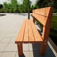 Seitliches Ansicht einer Sitzbank aus Holz auf einem öffentlichen Platz