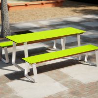 Sitzbänke und Tisch für den Kindergarten in grün