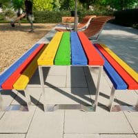 Bänke und Tische in bunten Farben am Schulgelände