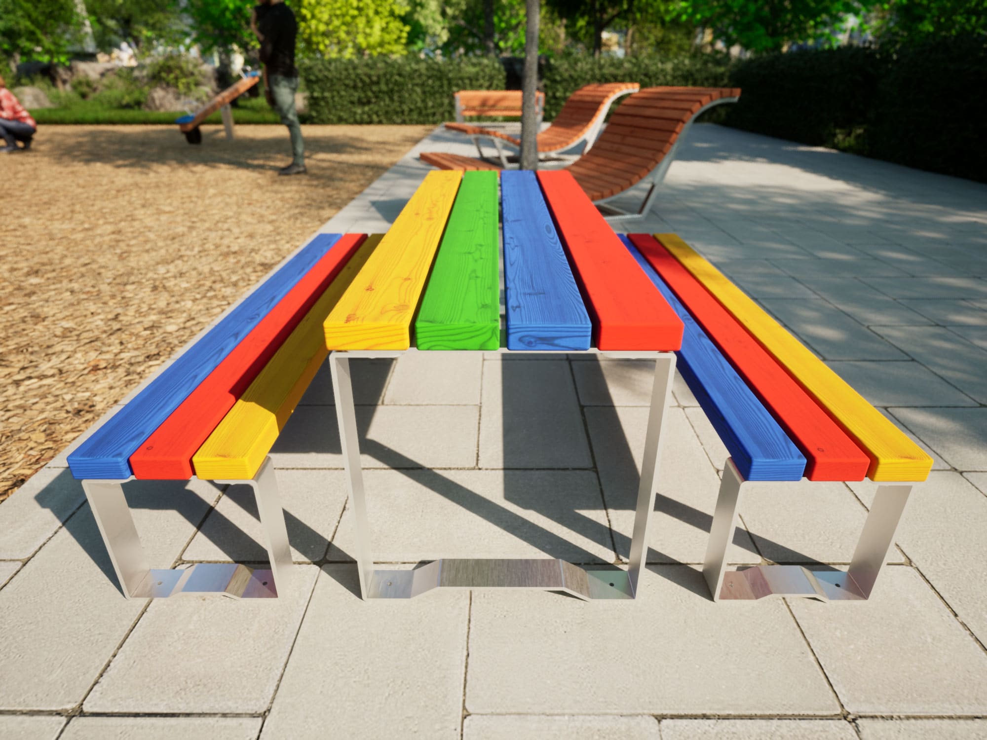 Bänke und Tische in bunten Farben am Schulgelände