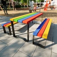 Bänke und Tische in bunten Farben und in Anthrazit für Kinder am Spielplatz