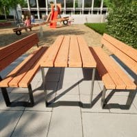 Bänke und Tische in Anthrazit für Kinder am Spielplatz