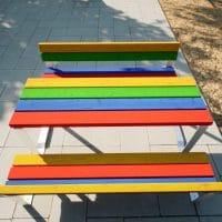 Bänke und Tische in bunten Farben für Kinder von Oben