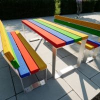 Sitzgruppe in bunten Farben mit Lehne für Kinder