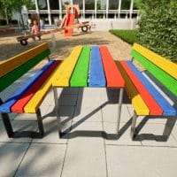 Bänke und Tische in bunten Farben und Anthrazit für Kinder am Spielplatz