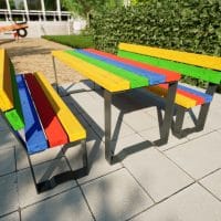 Sitzgruppe in bunten Farben und Anthrazit mit Lehne für Kinder am Spielplatz