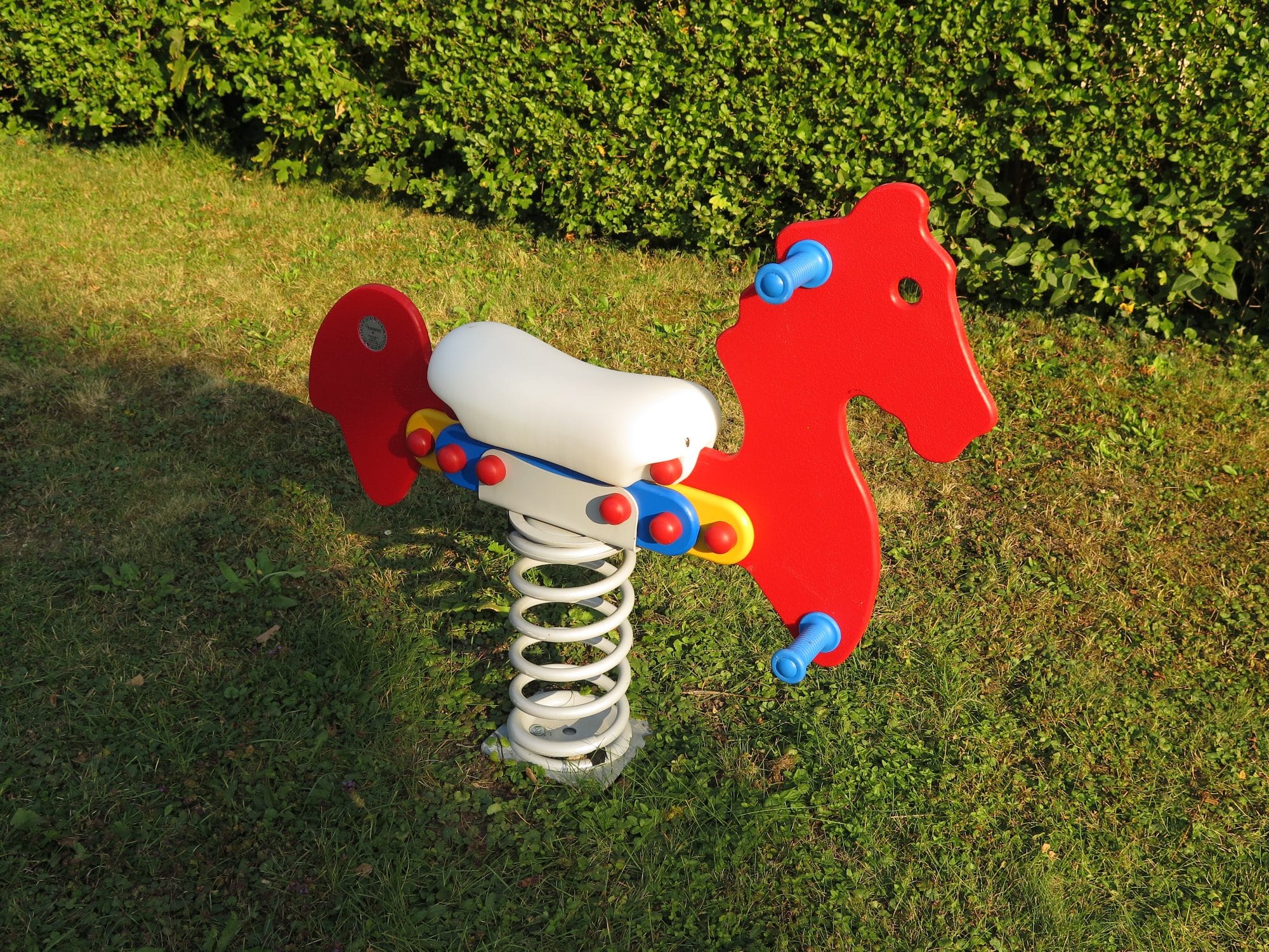 Smile Kinetic Federwippe Pferd im Garten für Kinder
