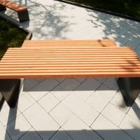Tisch aus Lärchenholz Anthrazit von der Seite