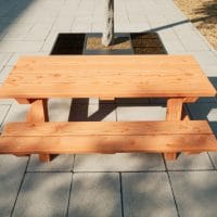 Picknicktisch für Kinder aus Holz in einem Park
