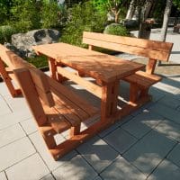 Tisch Bank Kombination mit Lehne aus Lärchenholz im Park