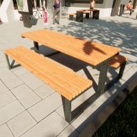 Picknicktisch auf öffentlichem Platz mit Lamellen aus Lärchenholz