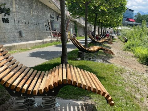 Relaxliegen aus Holz am Wasser für Erwachsene und Kinder