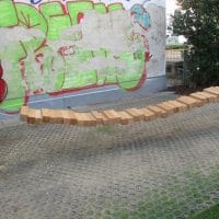 Wackelholzsteg auf Spielplatz für Schüler zum spielen