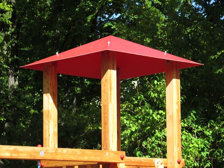 Walmdach für Spielturm in rot auf dem Spielplatz