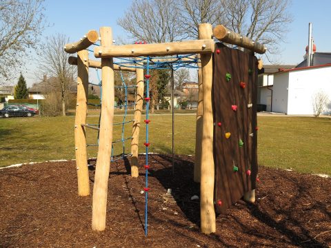 Klettersechseck von Freispiel aus Holz für Kinder im Park