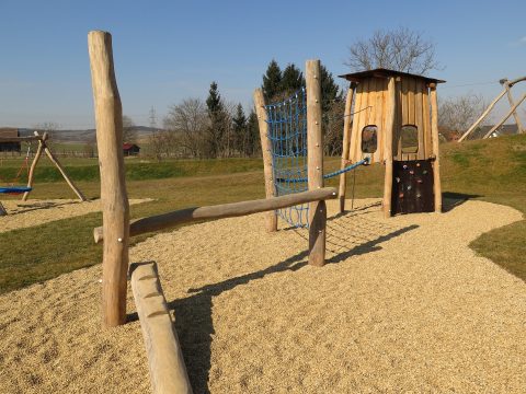 Kletteranlage Mara mit Holzhäuschen auf Spielplatz geplant